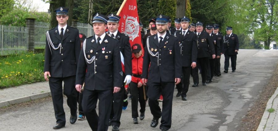 Przemarsz strażaków w mundurach galowych, fot. z archiwum OSP Kisielów